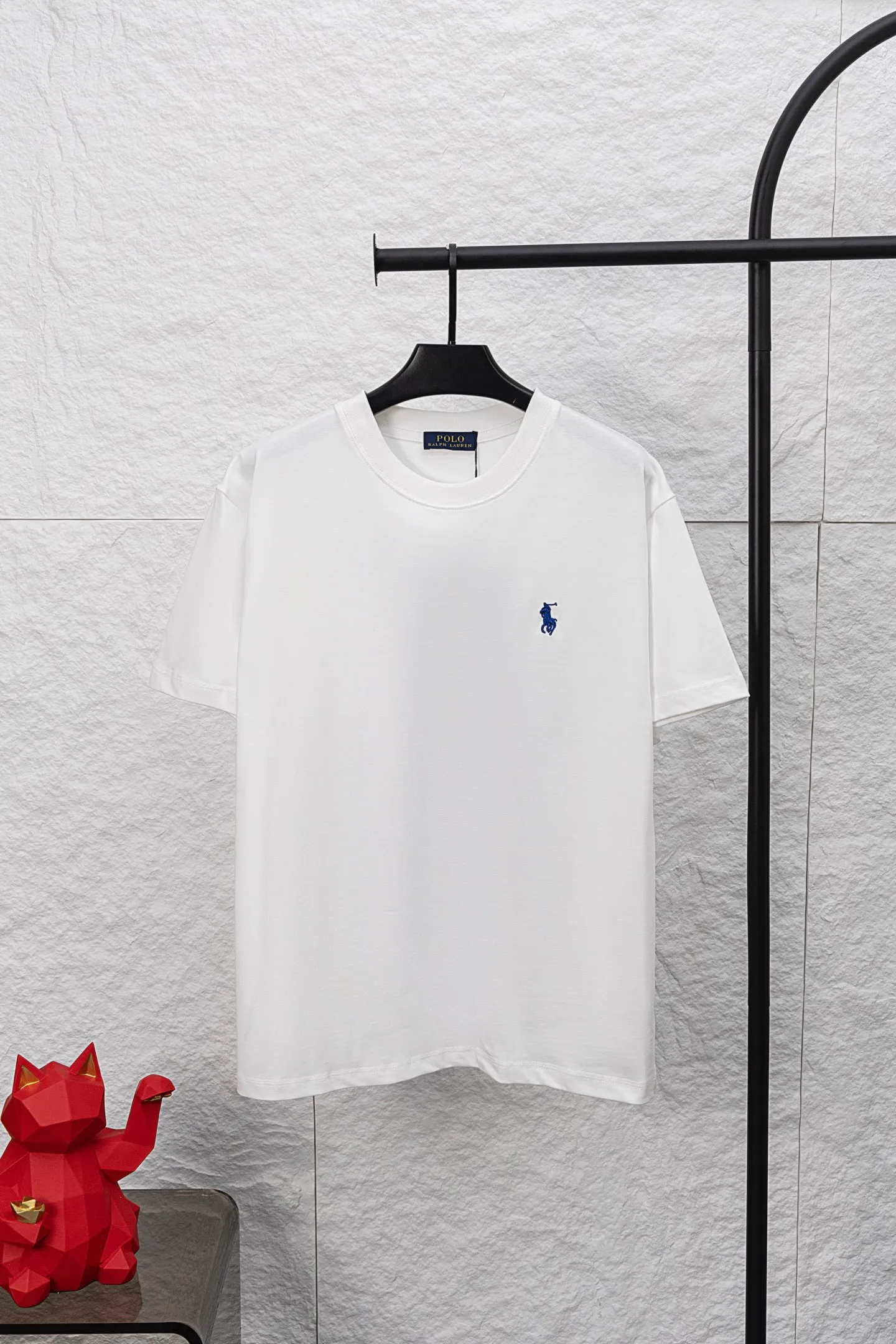 P180 model number/F034 POLO Ralph Lauren new model is on the market 25ss 350G heavy washed and worn high-end short sleeves. The front panel is matched with a small logo and the back panel is cut and patched to embroider the couple's short T. A high-end simple style that you will never get tired of. Pocket patch embroidery is simple style. Advanced temperament. Perfect detail processing 💯 The classic logo logo upper body is super good-looking. Fabric: 350g. Version: loose T-shirt. Color: black and white.